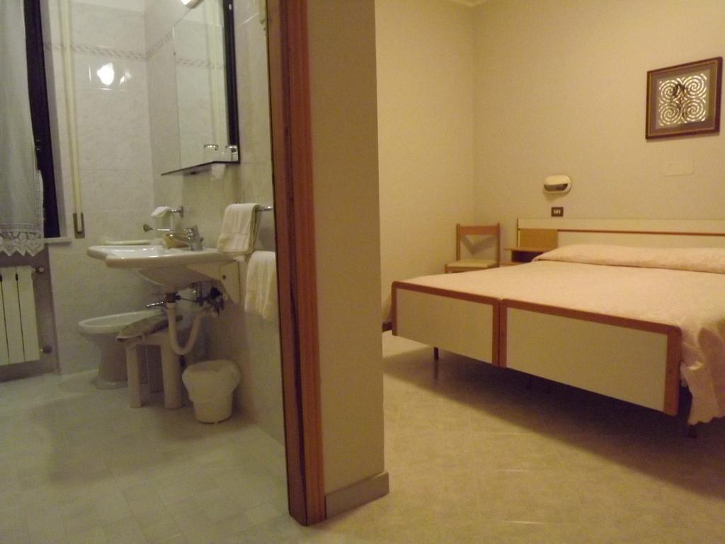 קיאנצ'נו טרמה Hotel Cristina חדר תמונה